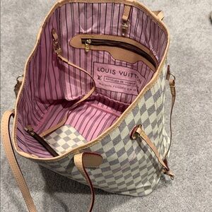 Authentic Louis Vuitton Neverfull MM. stained on the outside.
